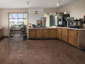 Super 8 by Wyndham Meridian