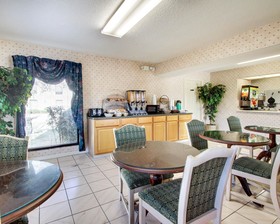 Econo Lodge Pearl