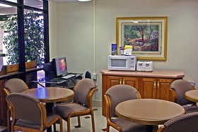 Days Inn & Suites by Wyndham Starkville