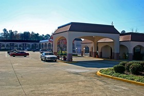 Days Inn & Suites by Wyndham Starkville