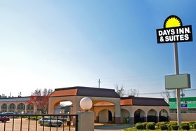 Days Inn & Suites by Wyndham Starkville
