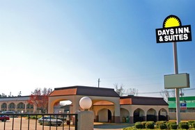 Days Inn & Suites by Wyndham Starkville