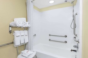 Starkville Inn & Suites