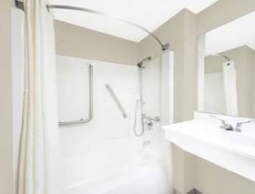 Super 8 by Wyndham Bolivar