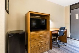 Econo Lodge Inn & Suites Branson Shepherd of the Hills Expy