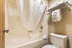 Econo Lodge Inn & Suites Branson Shepherd of the Hills Expy
