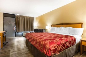 Econo Lodge Inn & Suites Branson Shepherd of the Hills Expy