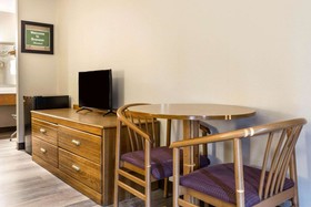 Econo Lodge Inn & Suites Branson Shepherd of the Hills Expy
