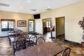 Econo Lodge Inn & Suites Branson Shepherd of the Hills Expy