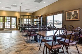 Econo Lodge Inn & Suites Branson Shepherd of the Hills Expy