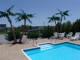 Super 8 by Wyndham Branson / Shepherd of the Hills Exwy