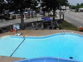 Colonial Mountain Inn