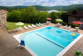 Escapes! to Branson Yacht Club