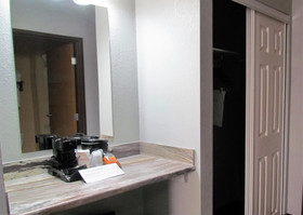 Oak Hill Inn & Suites