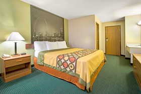 Super 8 by Wyndham Eureka/Six Flags Nearby