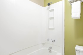 Super 8 by Wyndham Eureka/Six Flags Nearby
