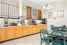 Super 8 by Wyndham Eureka/Six Flags Nearby