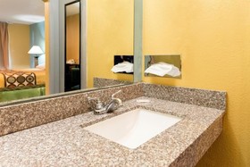 Super 8 by Wyndham Fenton/St. Louis Area