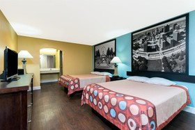 Super 8 by Wyndham Fenton/St. Louis Area