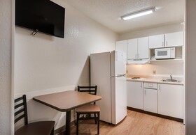 Birch Hill Suites Kansas City - Independence
