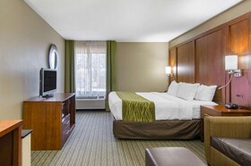 Comfort Inn & Suites Kansas City - Northeast