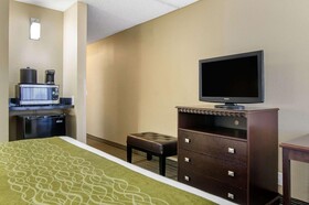 Comfort Inn & Suites Kansas City - Northeast
