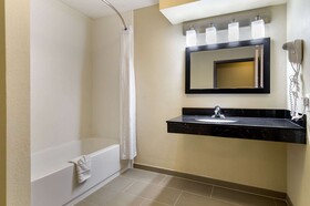 Comfort Inn & Suites Kansas City - Northeast