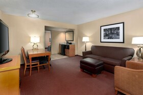 Embassy Suites Kansas City International Airport