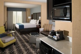 Holiday Inn Express & Suites Kansas City Airport