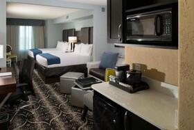 Holiday Inn Express & Suites Kansas City Airport