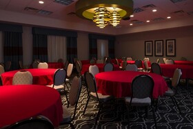 Holiday Inn Express & Suites Kansas City Airport