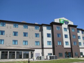 Holiday Inn Express & Suites Kansas City Airport