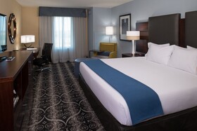 Holiday Inn Express & Suites Kansas City Airport