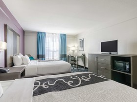 La Quinta Inn & Suites by Wyndham Kansas City Airport