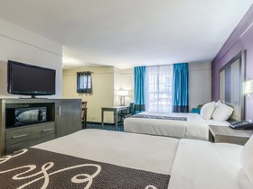 La Quinta Inn & Suites by Wyndham Kansas City Airport