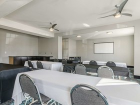 La Quinta Inn & Suites by Wyndham Kansas City Airport