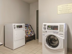 La Quinta Inn & Suites by Wyndham Kansas City Airport