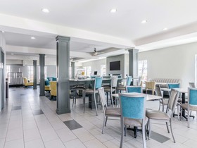 La Quinta Inn & Suites by Wyndham Kansas City Airport
