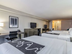 La Quinta Inn & Suites by Wyndham Kansas City Airport