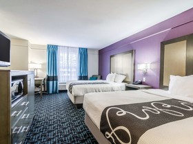 La Quinta Inn & Suites by Wyndham Kansas City Airport
