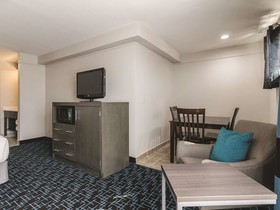 La Quinta Inn & Suites by Wyndham Kansas City Airport