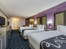 La Quinta Inn & Suites by Wyndham Kansas City Airport