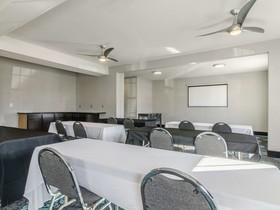 La Quinta Inn & Suites by Wyndham Kansas City Airport