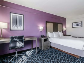 La Quinta Inn & Suites by Wyndham Kansas City Airport