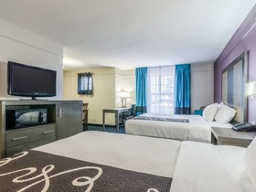 La Quinta Inn & Suites by Wyndham Kansas City Airport