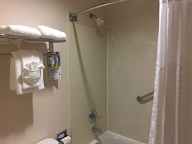 Quality Suites Kansas City International Airport