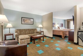 Quality Suites Kansas City International Airport