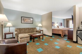 Quality Suites Kansas City International Airport