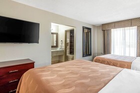 Quality Suites Kansas City International Airport