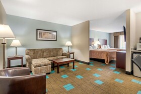 Quality Suites Kansas City International Airport